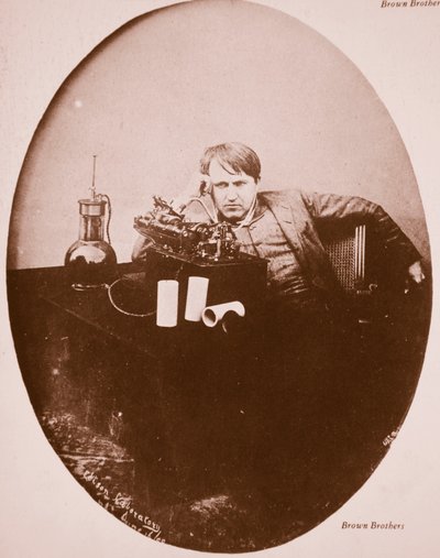 Thomas A. Edison sentado junto a su máquina mejorada, 1889 de American Photographer